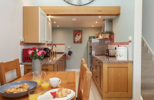 Bradworthy House | WATERLAND OLD BARN, pet friendly, with open fire in Bradworthy