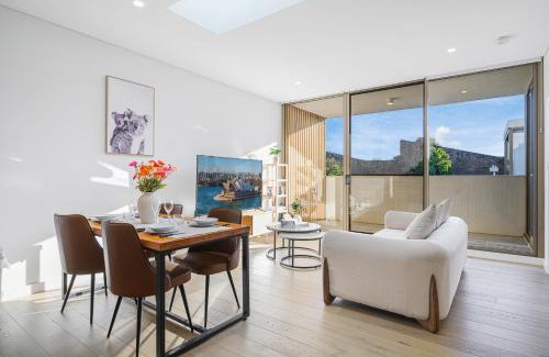 Waterloo Apartment | Waterloo 1Br town close to Train Shopping