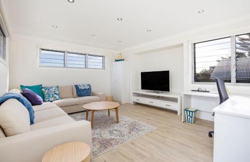 Culburra Beach House | Watermans Pet Friendly 1 Min Walk to Beach