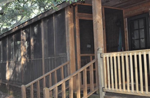 Tranquil Harbour House | Wateroak shaded home with screened porch one direct block from beach