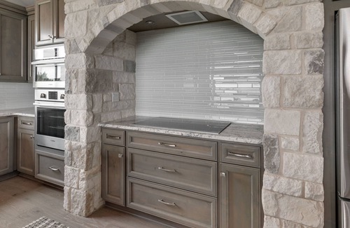 Canyon Lake House | “WATERS-EDGE” A WATERFRONT home! Hot Tub! VIEWS!