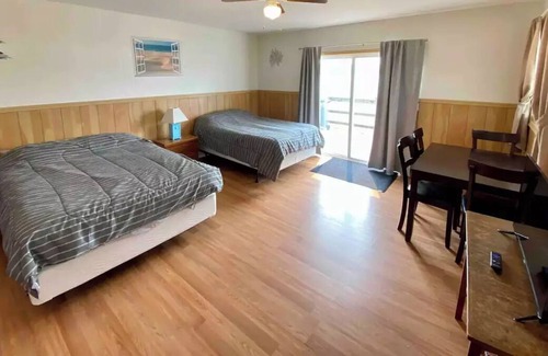 Pulaski Apartment | Waters edge cabin, with marina view