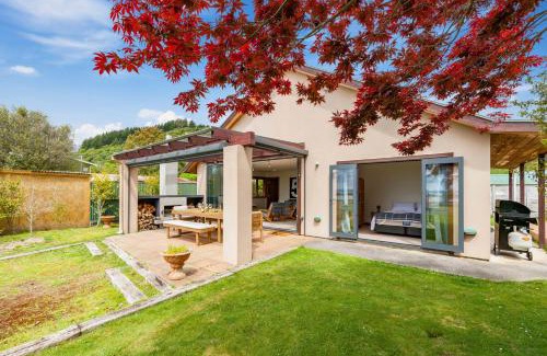 Motuoapa House | Waters Edge Retreat - Motuoapa Holiday Home