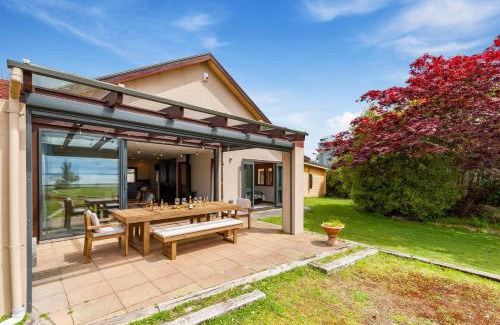 Motuoapa House | Waters Edge Retreat - Motuoapa Holiday Home
