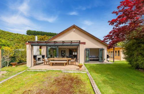 Motuoapa House | Waters Edge Retreat - Motuoapa Holiday Home