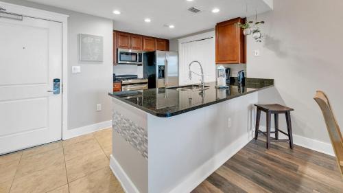 Fort Walton Beach House | Waterscape A611 - Top floor condo with a Lazy River