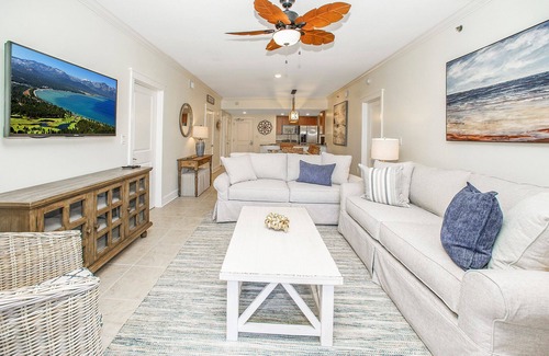 Fort Walton Beach Condo | Waterscape B210 COMPLETE REMODEL OCEAN & POOL VIEW! BEACH SERVICE! 2 KINGS BEDS!