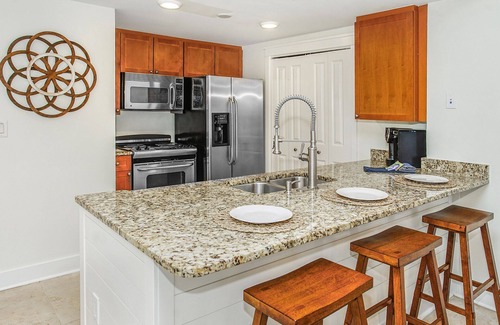 Fort Walton Beach Condo | Waterscape B210 COMPLETE REMODEL OCEAN & POOL VIEW! BEACH SERVICE! 2 KINGS BEDS!