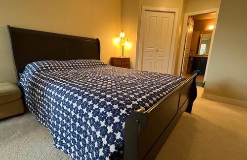 North End Apartment | WATERSCAPES RESORT KELOWNA 2 FULL BEDROOMS SUITE VACATION RENTALS, SHORT TERM RENTALS.