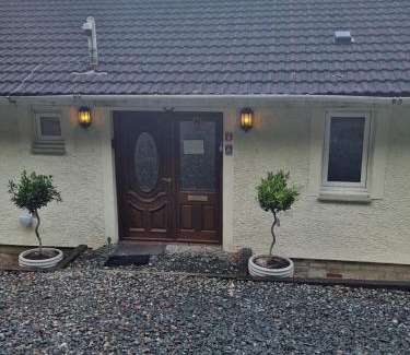 Arrochar House | WATERSIDE 3 BED COTTAGE, HOT TUB, SAUNA, PVT BEACH