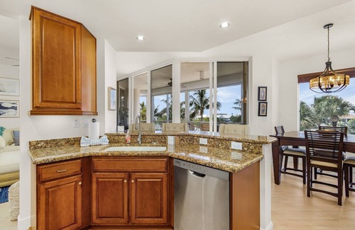 South Island Condo | Waterside #835: Bayscape Bliss 3BR/2BA Condo w/ Pool!