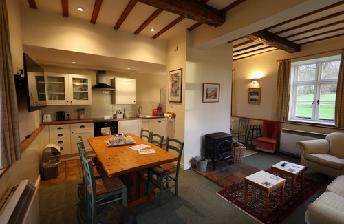 Spixworth Cottage | Waterside Cottage - sleeps 8 guests in 3 bedrooms