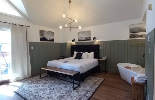Waterton Park Hotel | Waterton Glacier Suites