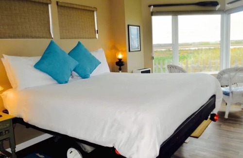Moss Landing Apartment | WaterVeiw - 2-person Shower - Fireplace