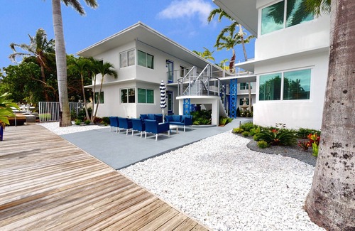 Nurmi Isles Apartment | Waterview 1 bedroom Luxury Condo