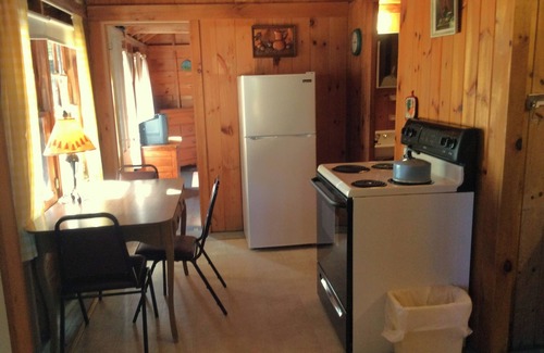North Sebago Cottage | Waterview Cottage-Private Beach-Pets Welcome - Round Table Lodge, Sebago, Maine