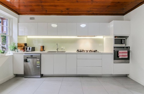 Millers Point House | Waterview terrace in rock