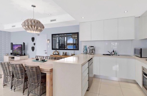 The Entrance Apartment | Waterviews galore - Penthouse with private roof top jacuzzi
