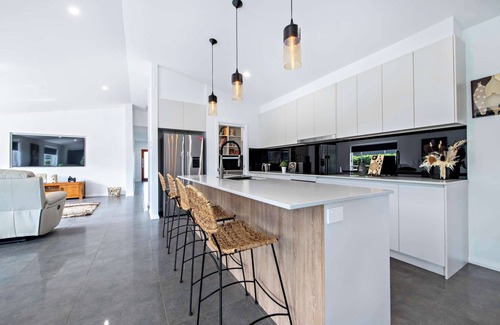 Butlers Falls House | Waterway Retreat - Serene Living, Entertains 8
