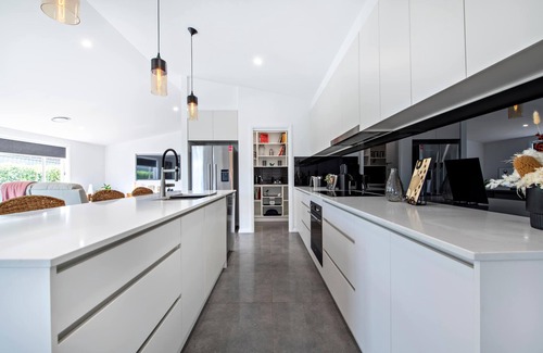 Butlers Falls House | Waterway Retreat - Serene Living, Entertains 8