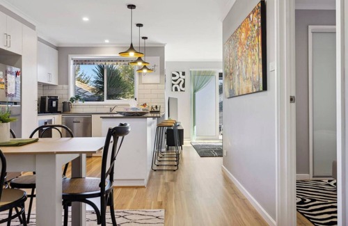 Wanniassa House | Wattlebird Cottage Chic Comfort near Mount Taylor