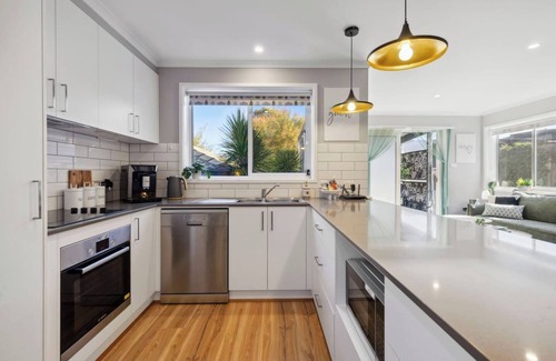 Wanniassa House | Wattlebird Cottage Chic Comfort near Mount Taylor