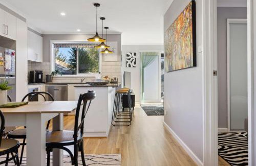 Wanniassa House | Wattlebird Cottage - Chic Comfort near Mount Taylor