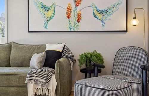 Wanniassa House | Wattlebird Cottage - Chic Comfort near Mount Taylor