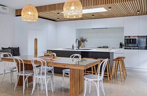 Barwon Heads House | Wattlebird Escape – Heated Pool, Pizza Oven, Sleeps 10