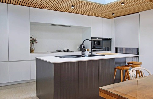 Barwon Heads House | Wattlebird Escape – Heated Pool, Pizza Oven, Sleeps 10