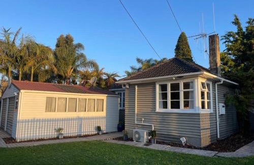 Hamilton East House | Watts, A Cosy Escape