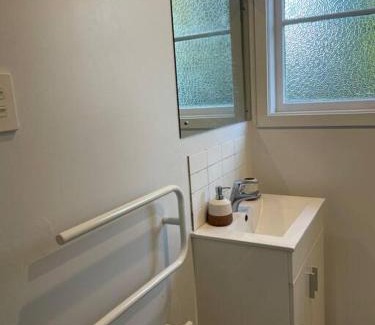 Hamilton East House | Watts, A Cosy Escape
