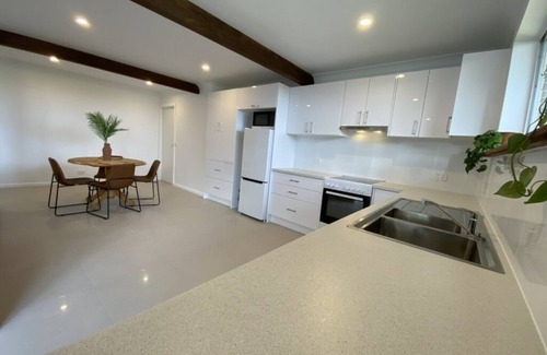 Coffs Harbour Apartment | Wave Cave Guest House - Short walk to the beach!