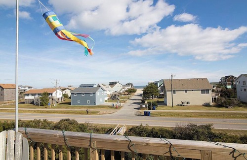 South Nags Head Cottage | Wave Watcher - Amazing Ocean and Sound Views - One minute walk to the beach!