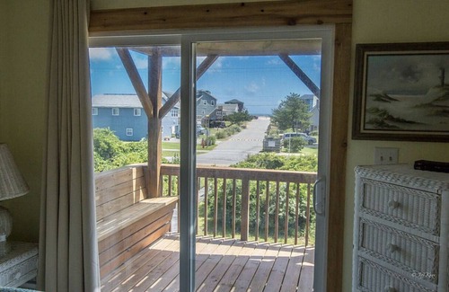 South Nags Head Cottage | Wave Watcher - Amazing Ocean and Sound Views - One minute walk to the beach!