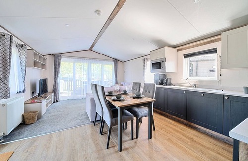 Hayling Island Cottage | WAVE WHISPERERS - HAYLING ISLAND in Hayling Island Holiday Park