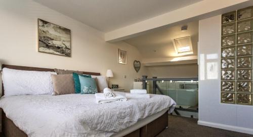 Flamborough House | Wavecrest Cottage with Hot Tub Garden Sleeps 8