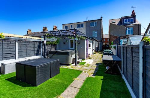 Flamborough House | Wavecrest Cottage with Hot Tub Garden Sleeps 8