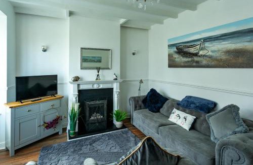 Flamborough House | Wavecrest Cottage with Hot Tub Garden Sleeps 8