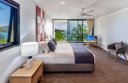 Hamilton Island House | Waves 2