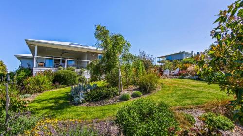 Lake Bunga House | Waves and Blossoms