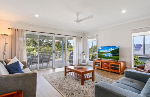 Lake Bunga House | Waves and Blossoms