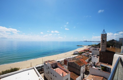 Montgat Apartment | Waves and sky near Barcelona