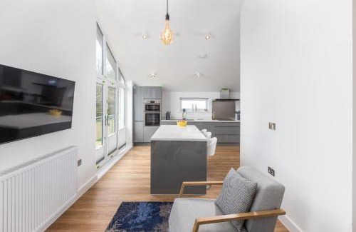 Maenporth House | Waves Falmouth-hot tub games room very close to Swanpool beach and Falmouth GC