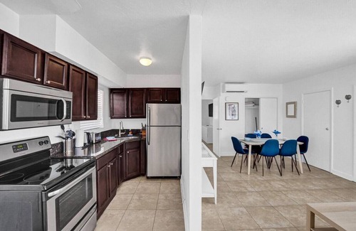 North Beach Apartment | Waves on Desoto 1 bed pool view # 6