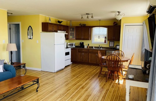 Darnley House | Wavie Waters Cottage! - King bed, Kayaks, Centrally located, stunning views.