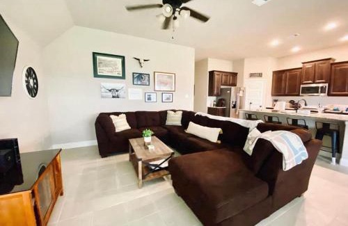 Waxahachie House | Waxahachie king bed 2PPL 10 min 2 DWNT & Medical Professionally Managed By Stay Albatross Furnished Rentals