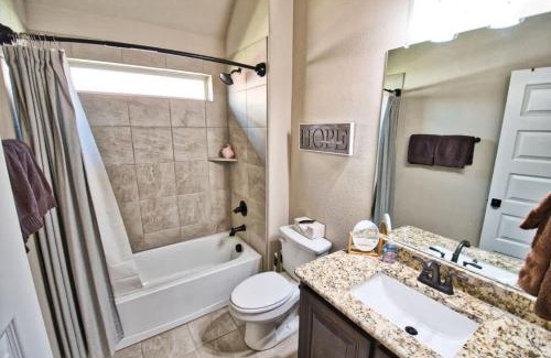 Waxahachie House | Waxahachie king bed 2PPL 10 min 2 DWNT & Medical Professionally Managed By Stay Albatross Furnished Rentals
