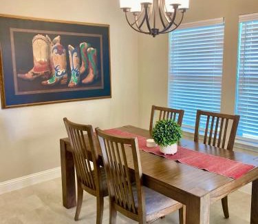 Waxahachie House | Waxahachie king bed 2PPL 10 min 2 DWNT & Medical Professionally Managed By Stay Albatross Furnished Rentals