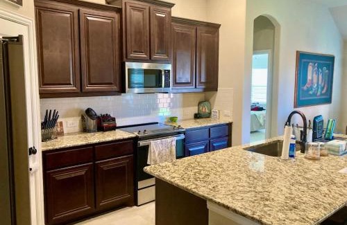 Waxahachie House | Waxahachie king bed 2PPL 10 min 2 DWNT & Medical Professionally Managed By Stay Albatross Furnished Rentals
